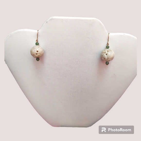 PAIR OF FOCAL POINT HAND CARVED 40 MM LENGTH ROUND DROP JADE / JADITE EARRINGS - Picture 3 of 3